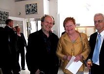 Presidentti Tarja Halonen ja hänen puolisonsa Pentti Arajärvi kunniavieraina taiteilija Teemu Kassilan avajaisissa Galleria 4-kuudessa kesäkuussa 2011.