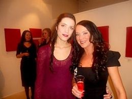 Kaunottaret valokuvaaja Natali Karppinen ja tv-persoona Ellen Jokikunnas avajaistunnelmissa Galleria 4-kuudessa marraskuussa 2011.