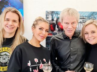 Olli, Tytti, Esa ja Laura United Faces-näyttelyssä Galleria 4-kuudessa maaliskuussa 2021.